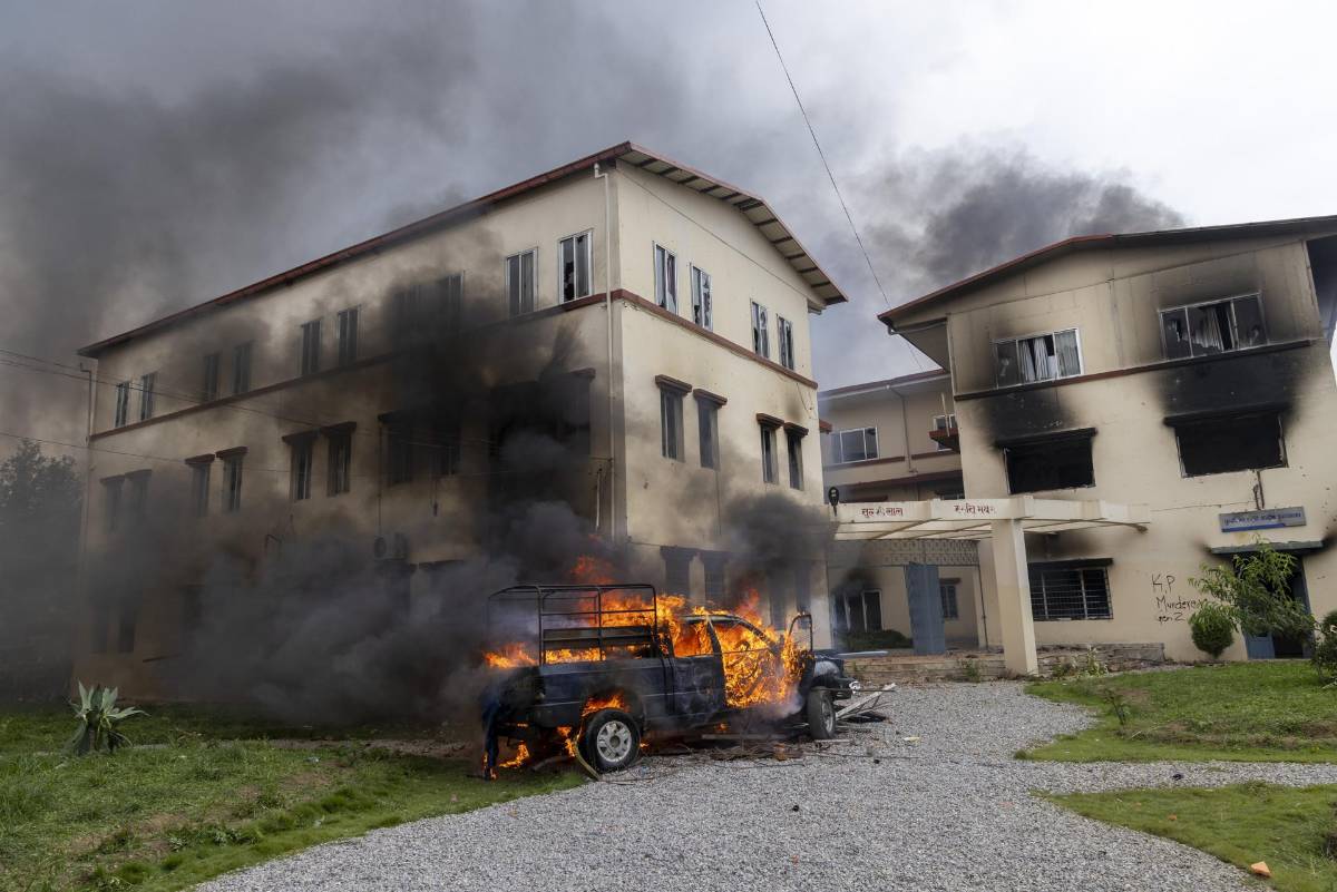 Caos en Nepal: Manifestantes queman el Parlamento tras prohibición de redes sociales