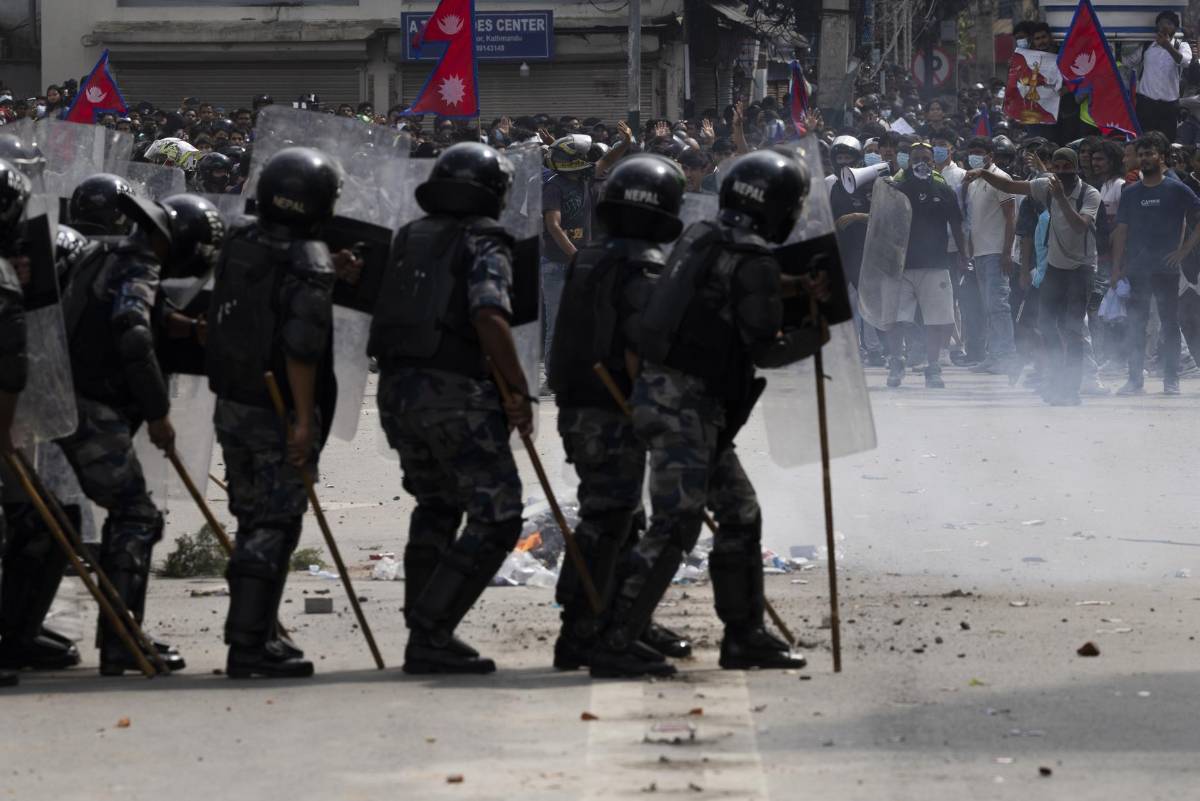 Caos en Nepal: Manifestantes queman el Parlamento tras prohibición de redes sociales