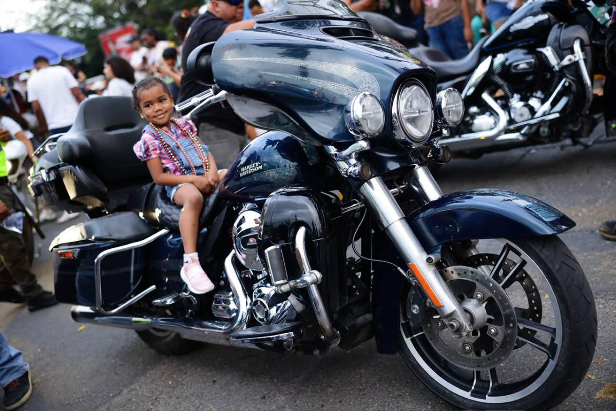 Mototaxis, carros clásicos, racers y motos se roban el show en Desfile de Carrozas de SPS