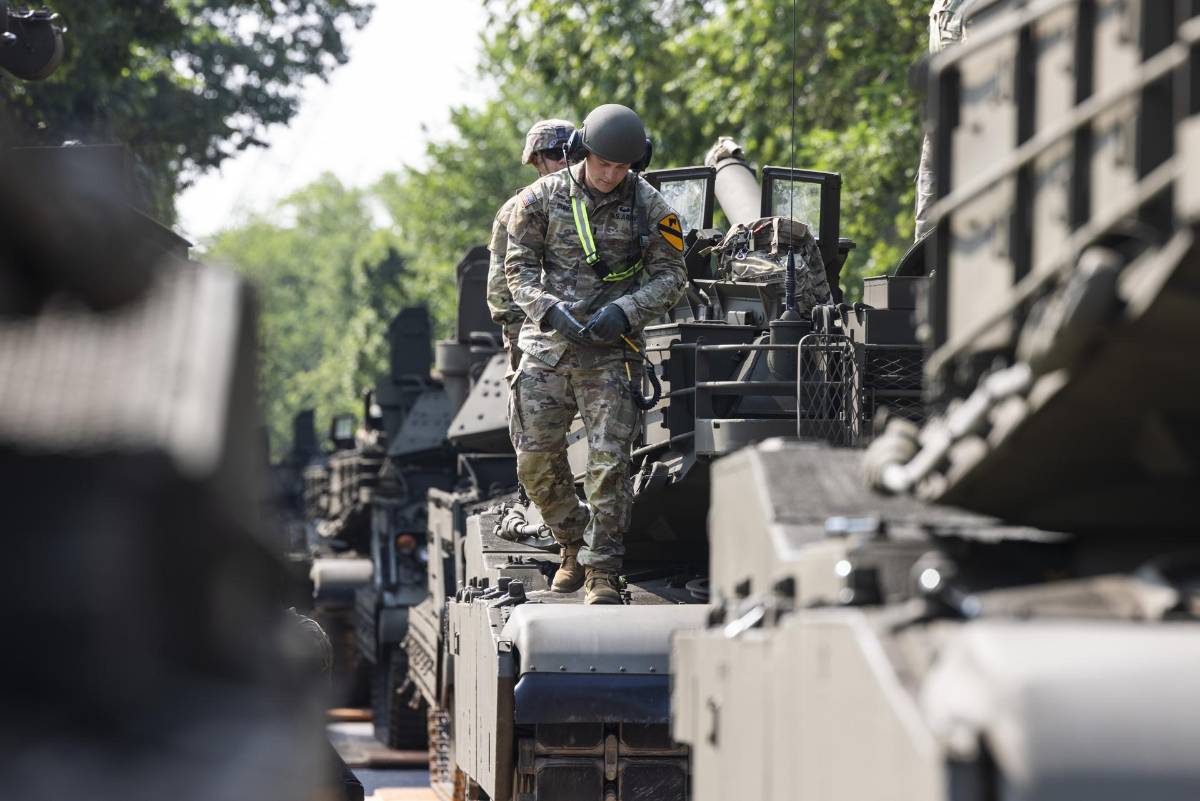 Soldados y tanques se preparan para el gran desfile militar de Trump en Washington