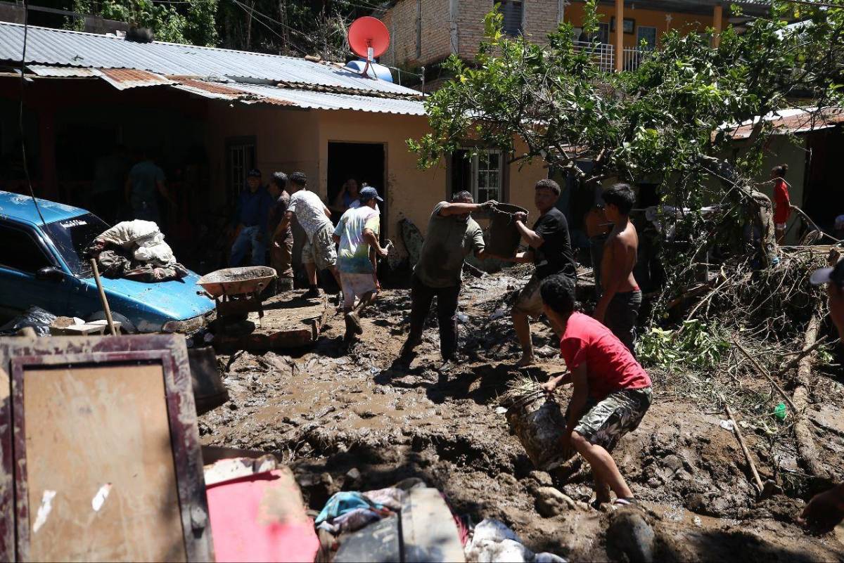 Llanto y caos tras inundaciones en la colonia 1 de Diciembre en Tegucigalpa