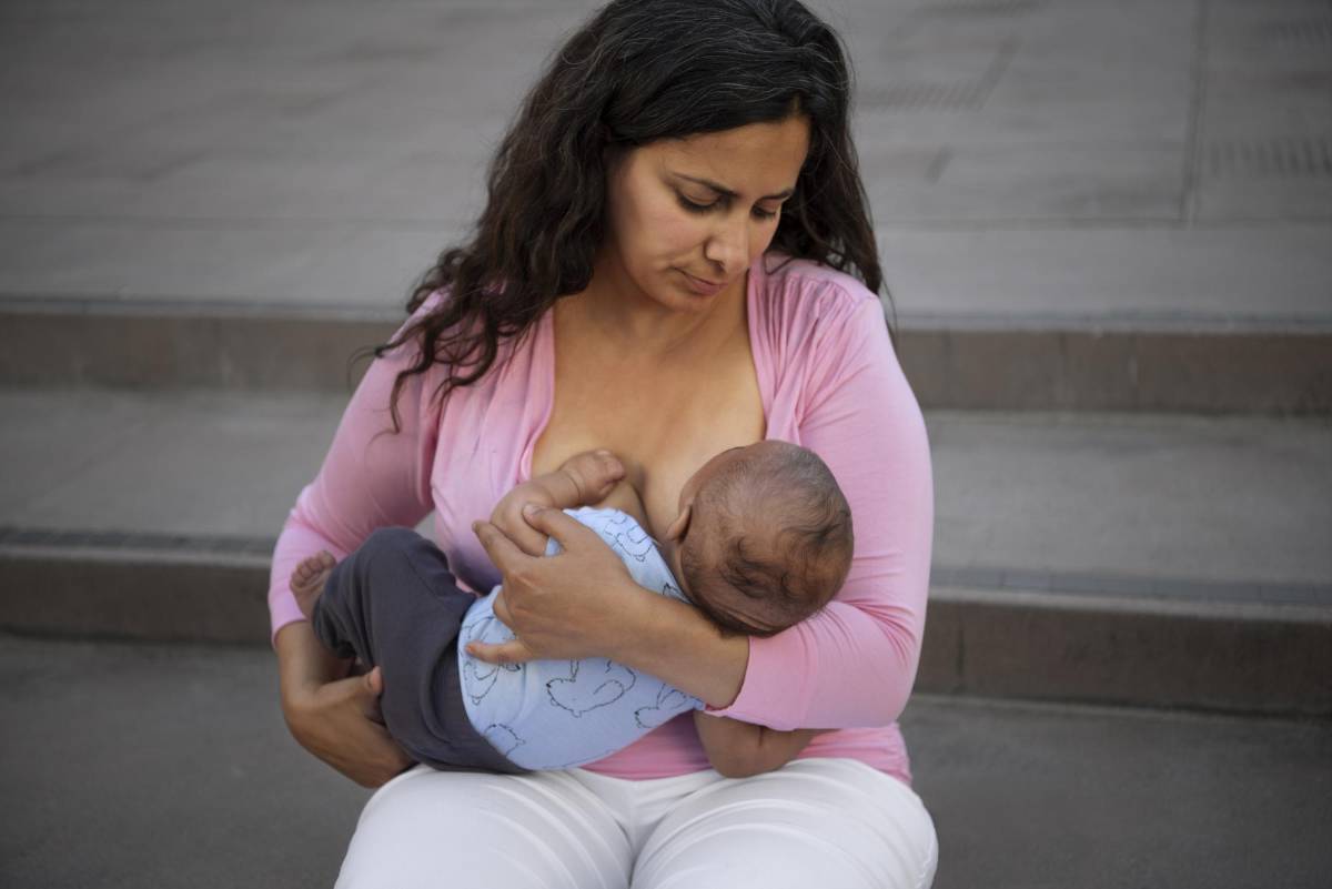 Darle pecho a su bebé siempre será una buena opción para calmarlo cuando se siente mal.