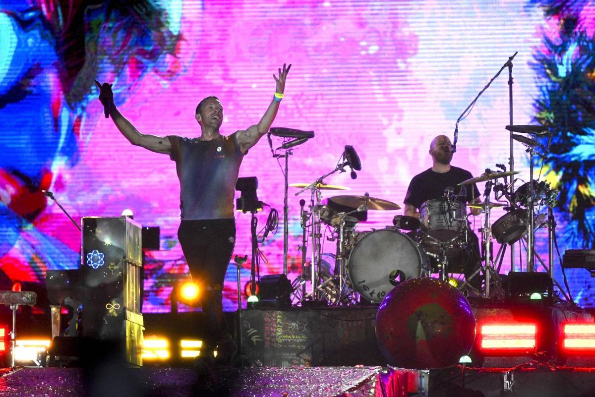 VIDEO: Chris Martin, líder de Coldplay, canta tema de Bad Bunny y J Balvin durante su concierto en Colombia