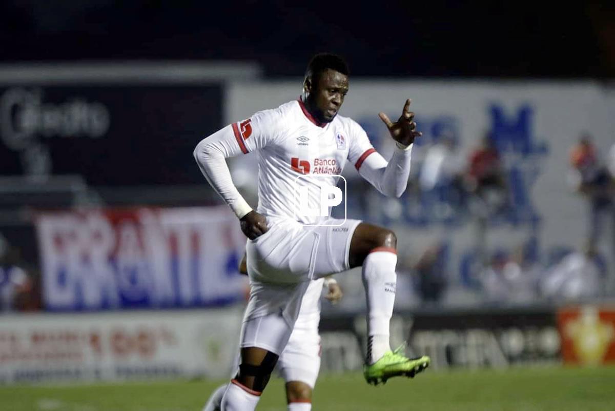 Yustin Arboleda celebrando su primer gol del partido en El Progreso.