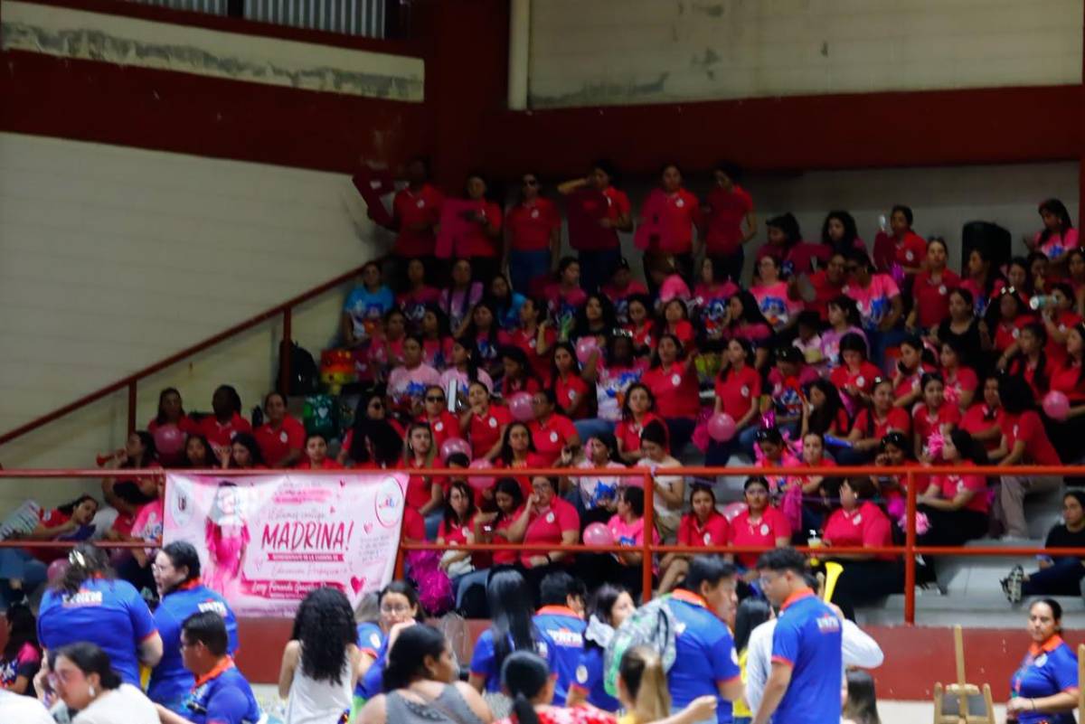 Trajes temáticos y ambiente en la elección de la Señorita Aniversario en la UPNFM-SPS