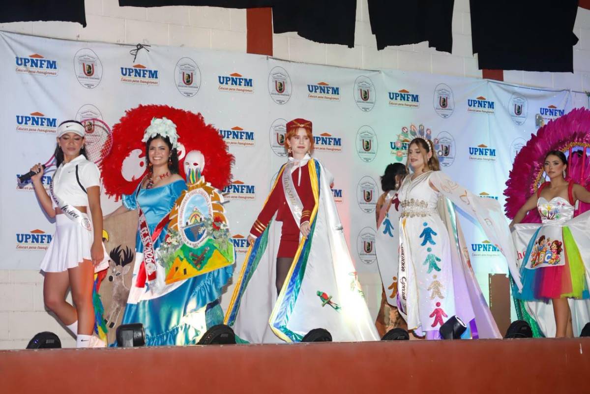 Trajes temáticos y ambiente en la elección de la Señorita Aniversario en la UPNFM-SPS