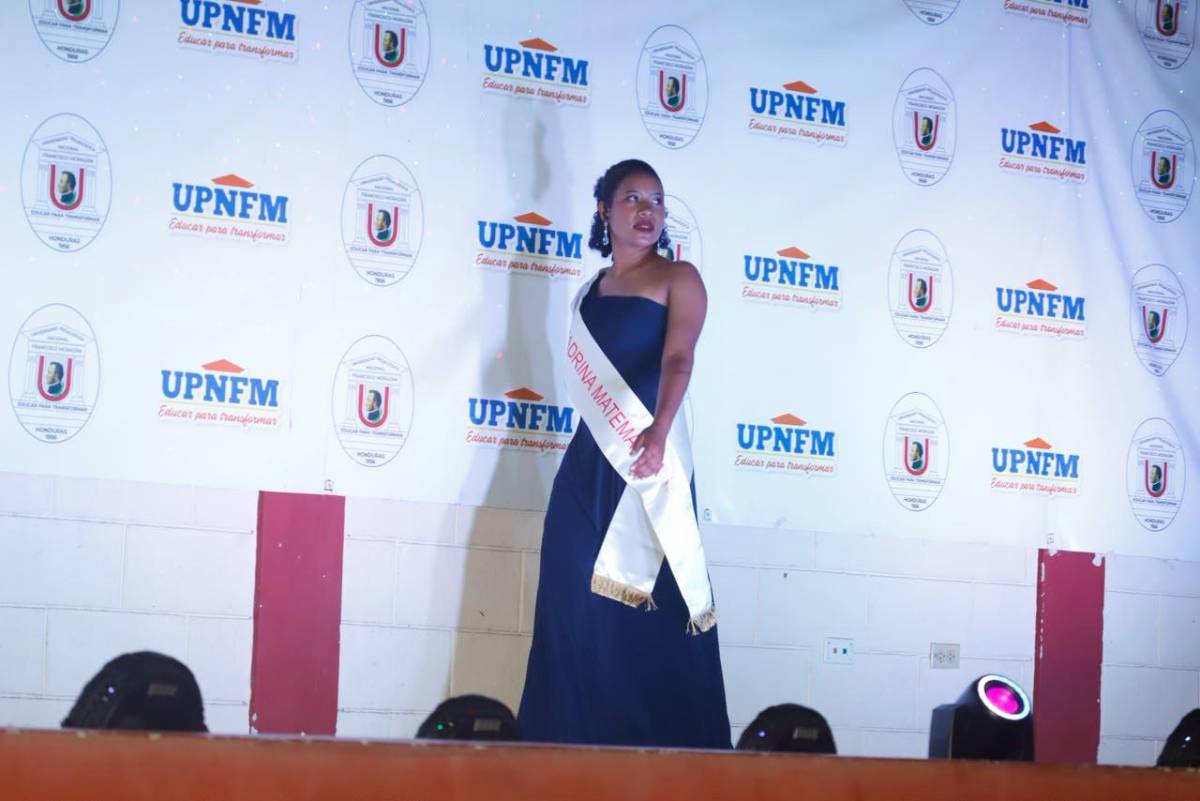 Trajes de gala en la elección de la Señorita Aniversario de la UPNFM-SPS