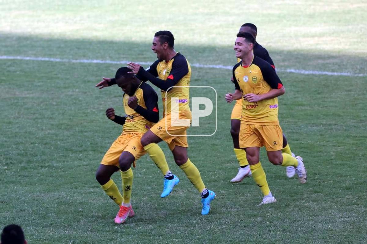 La celebración del gol de Gerson Chávez tras su golazo que abrió el marcador en el clásico.