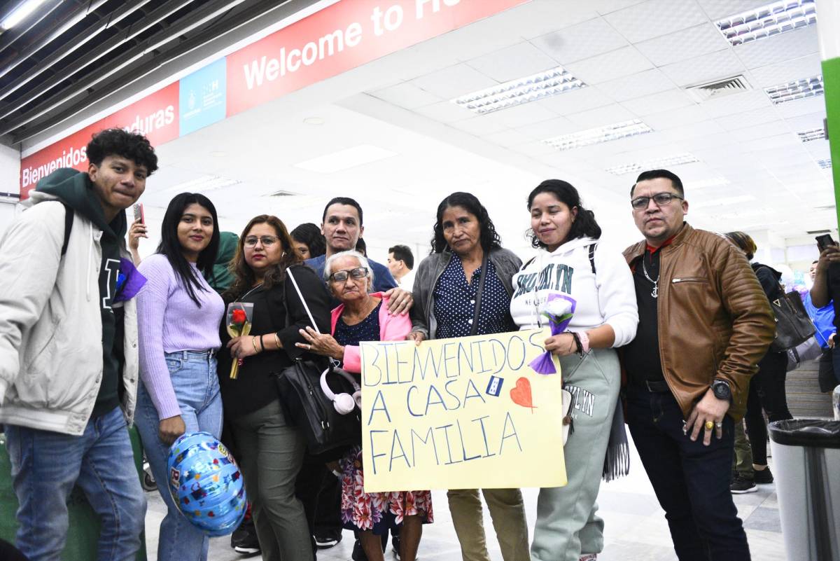 Pareja se compromete en el Villeda Morales tras emotivo reencuentro
