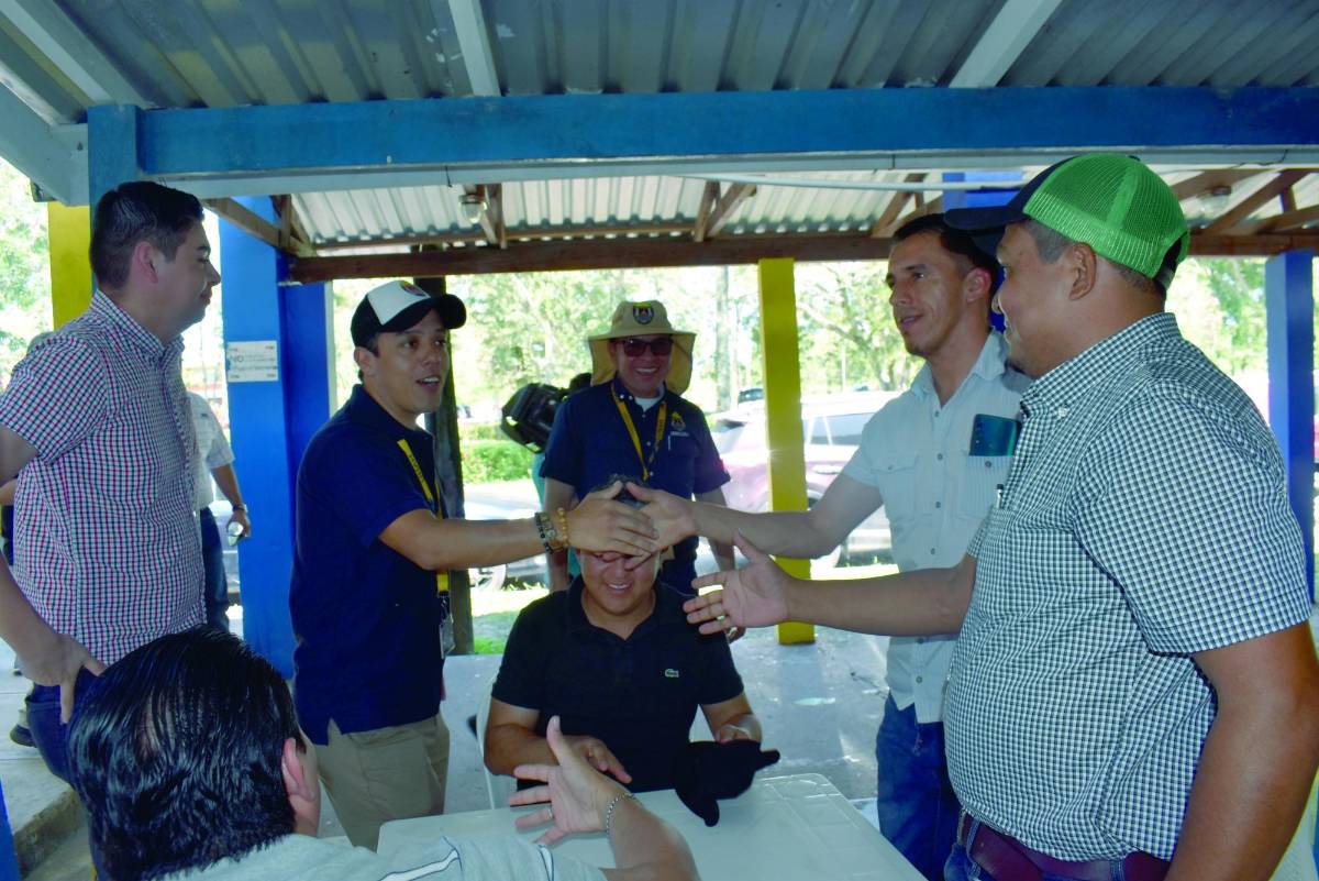 <b>Las autoridades también conversaron con los estudiantes sobre las medidas que se están implementando.</b>