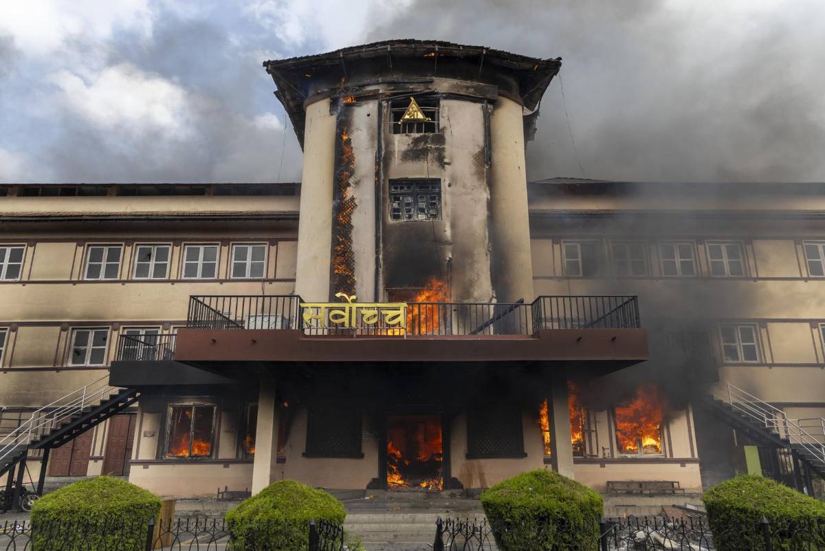 Caos en Nepal: Manifestantes queman el Parlamento tras prohibición de redes sociales