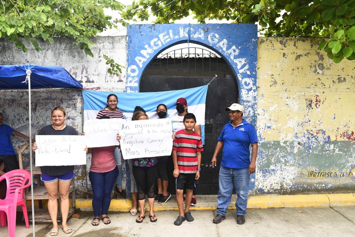 Tres días lleva tomado centro educativo de SPS por traslado de maestros