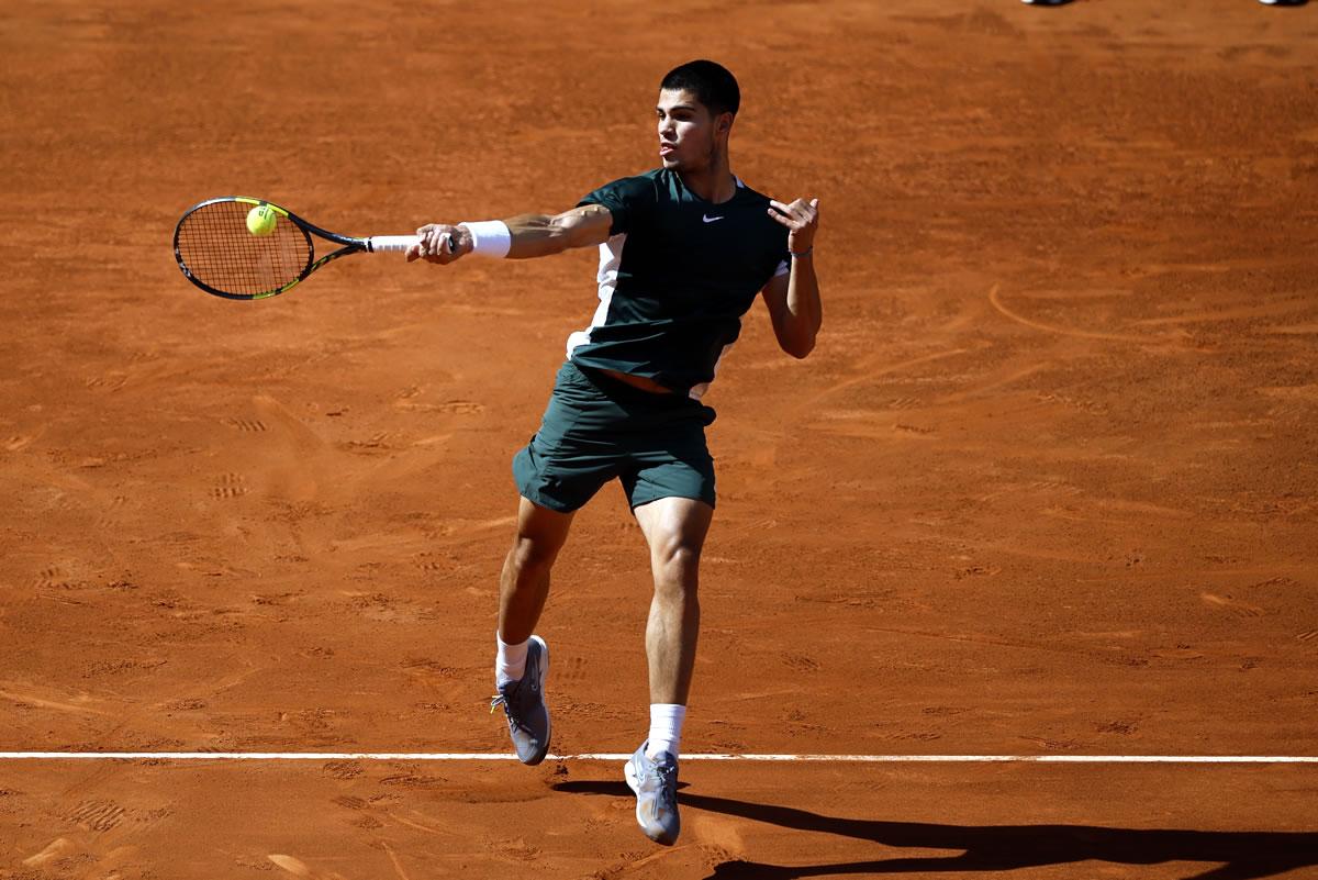 Carlos Alcaraz devuelve una bola a Rafa Nadal, durante el juego.