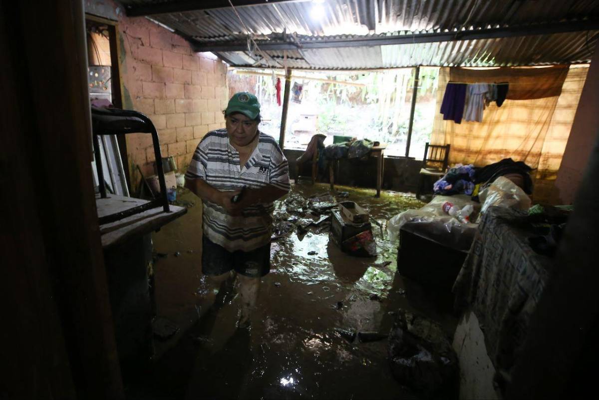 Llanto y caos tras inundaciones en la colonia 1 de Diciembre en Tegucigalpa