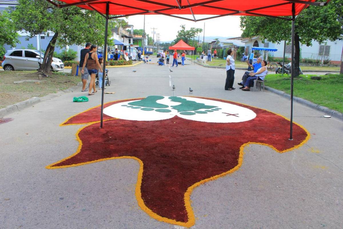 Fe y tradición se entrelazan en las alfombras del Santo Entierro en Barandillas