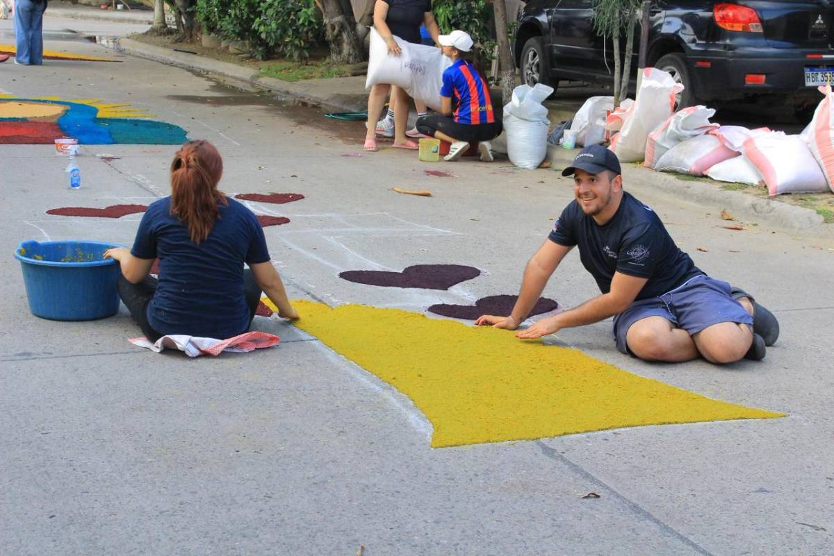 Fe y tradición se entrelazan en las alfombras del Santo Entierro en Barandillas