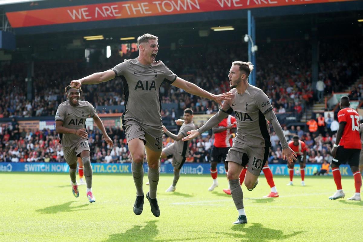 El Tottenham supó ganar con uno menos y lidera la tabla de la Premier League.