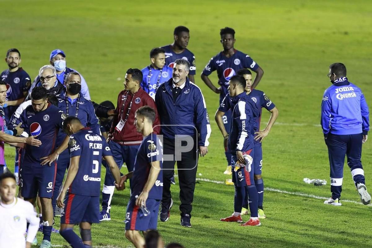 Diego Vázquez y sus jugadores esperaron en el campo la coronación del Comunicaciones.