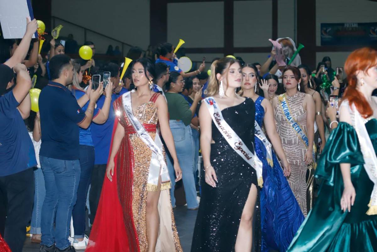 Trajes de gala en la elección de la Señorita Aniversario de la UPNFM-SPS