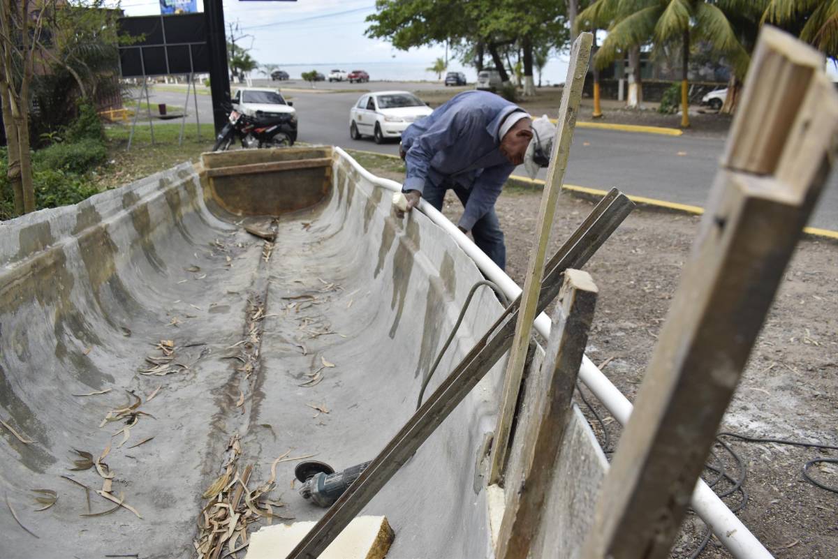 Pescador construye lanchas nuevas con piezas viejas de otras en el Caribe de Honduras