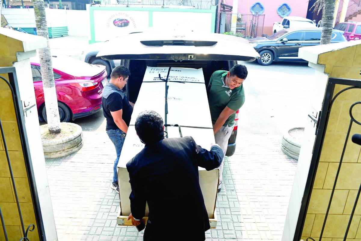 Los restos del hondureño llegaron ayer a SPS, de donde los trasladaron a Azacualpa, Santa Bárbara.