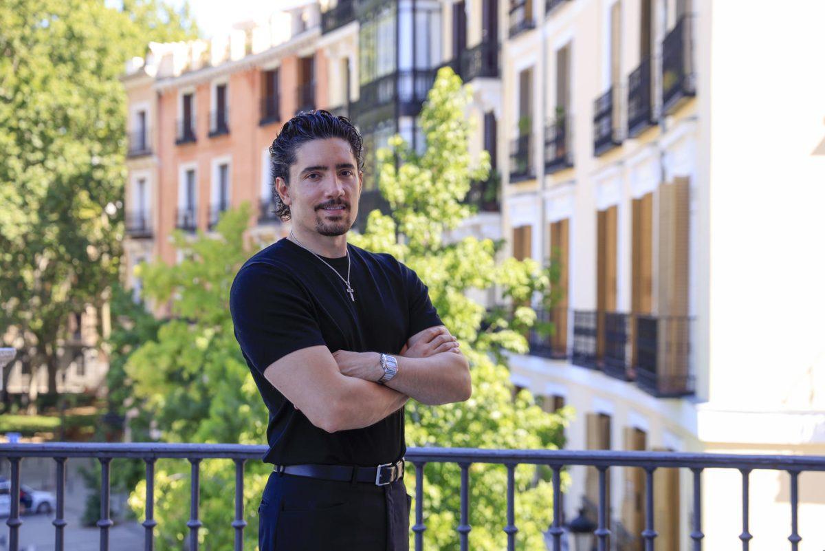 Alex Fernández continúa hospitalizado tras ser diagnosticado con dos infecciones
