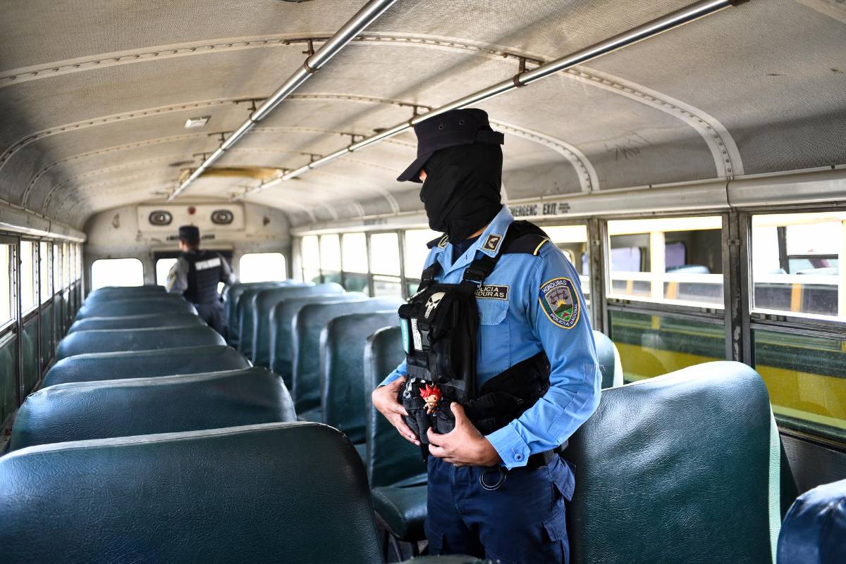 Policías custodian operaciones de autobuses de la Ruta 7