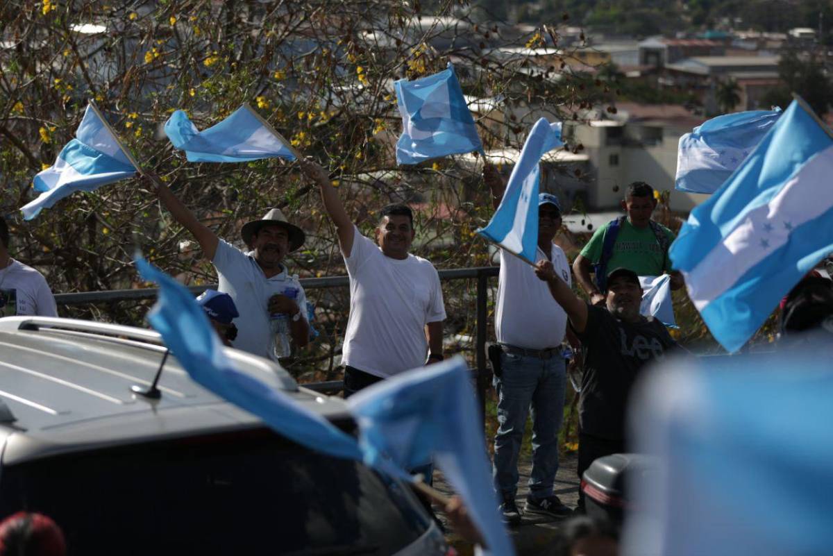 “Los creadores del caos”: las imágenes de la manifestación frente al CNE
