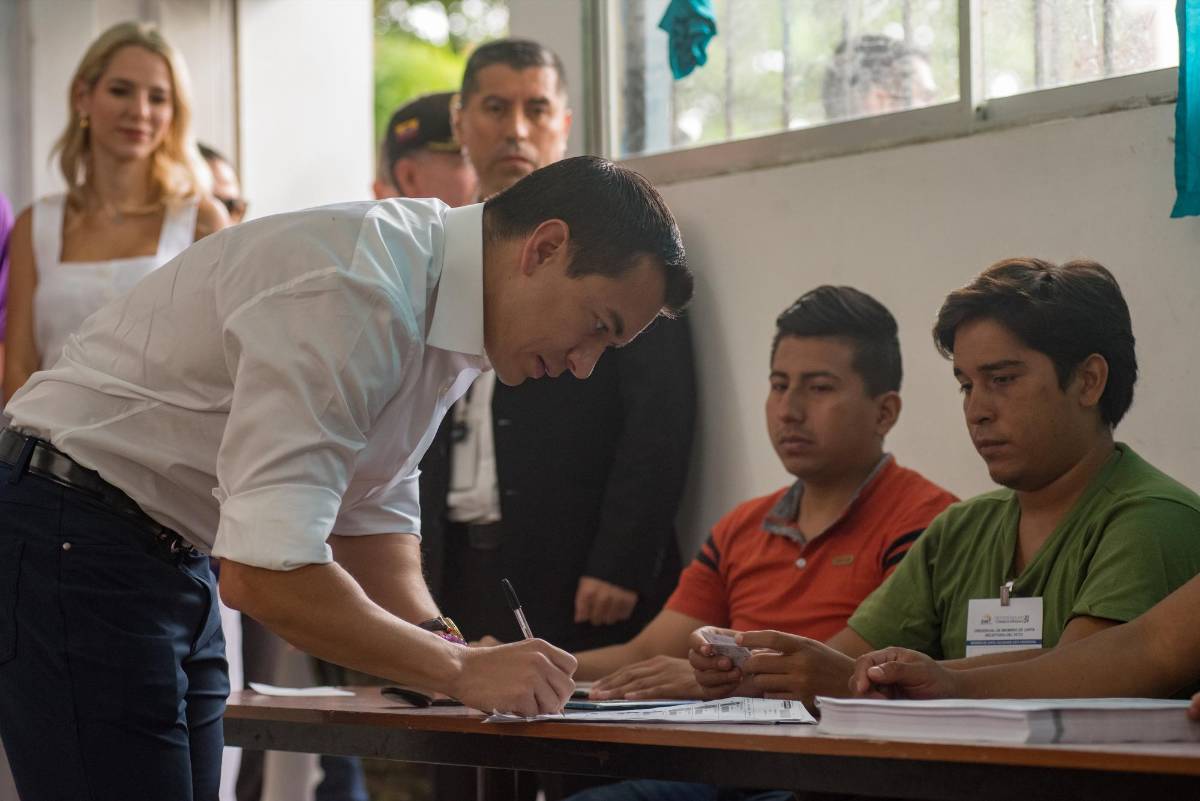 Ecuatorianos dicen no a arbitrajes internacionales y empleos por hora en referéndum