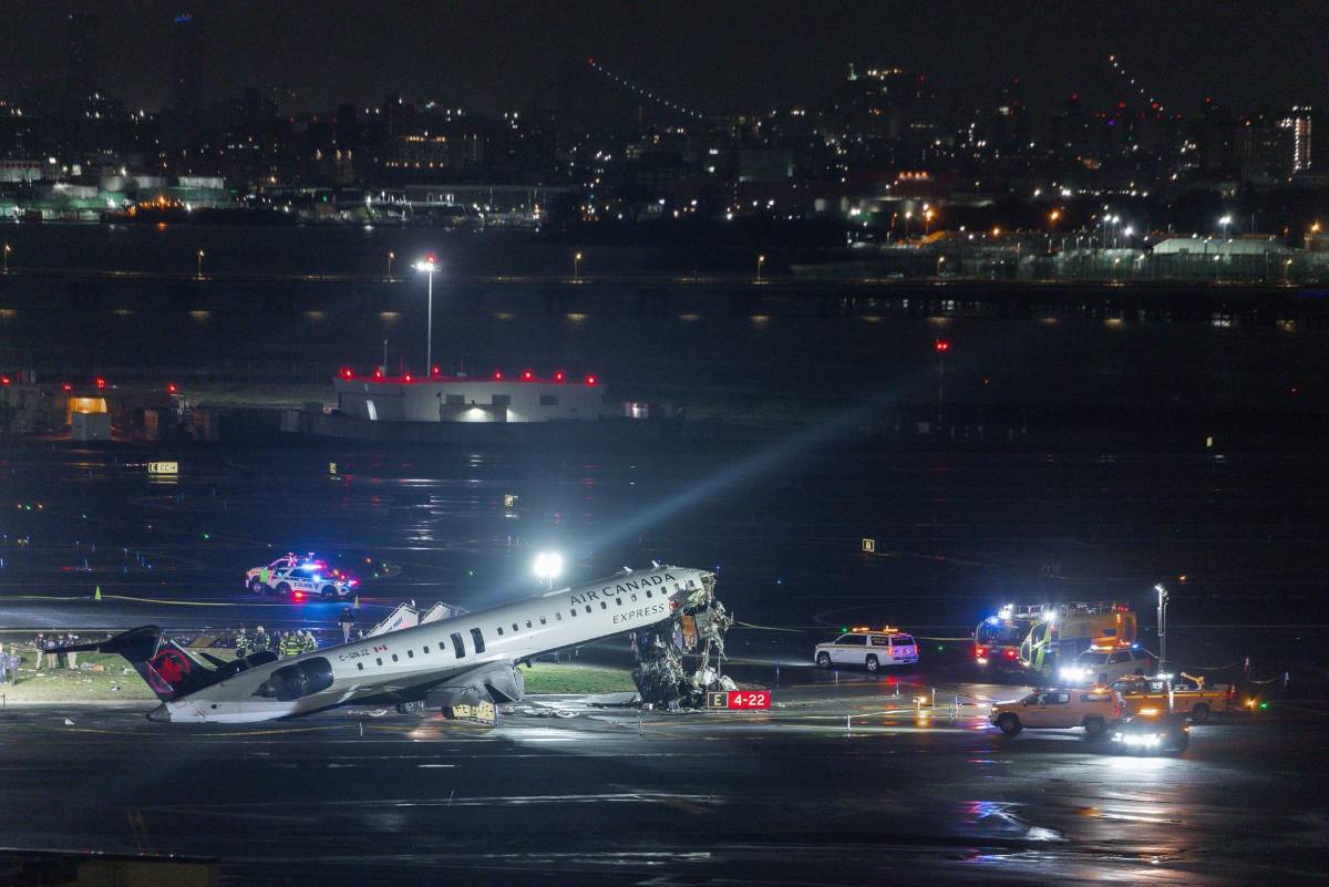 Así fue el impacto entre un avión y un camión de bomberos en Nueva York que dejó dos muertos