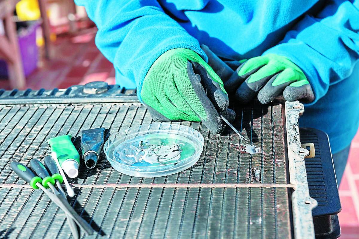 Si se mezcla el líquido refrigerante y el líquido de transmisión significa que hay una ruptura en el tanque interno del radiador y necesita darle mantenimiento lo antes posible.