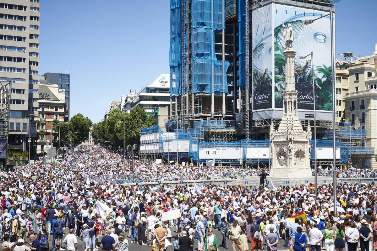 Miles de personas celebran en Madrid, España, el fallo en EEUU contra el aborto