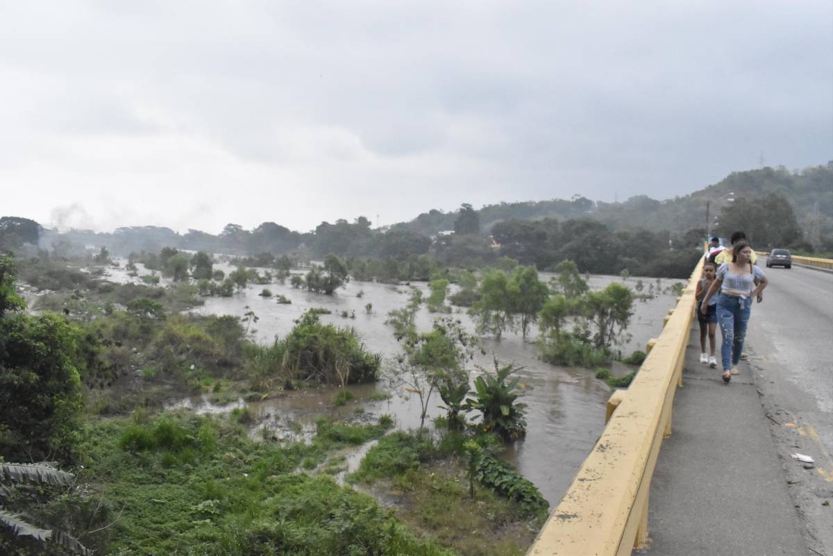 Ríos crecidos tienen sin paso a comunidades de Yoro y Atlántida