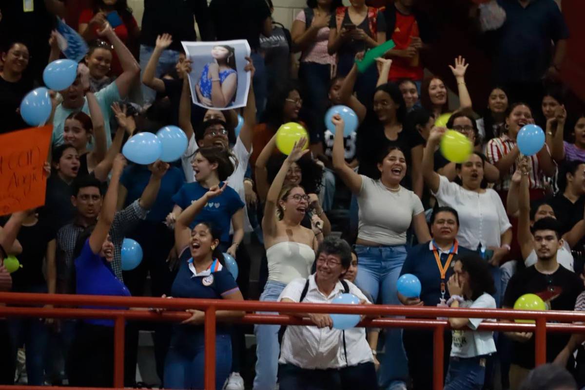 Trajes temáticos y ambiente en la elección de la Señorita Aniversario en la UPNFM-SPS