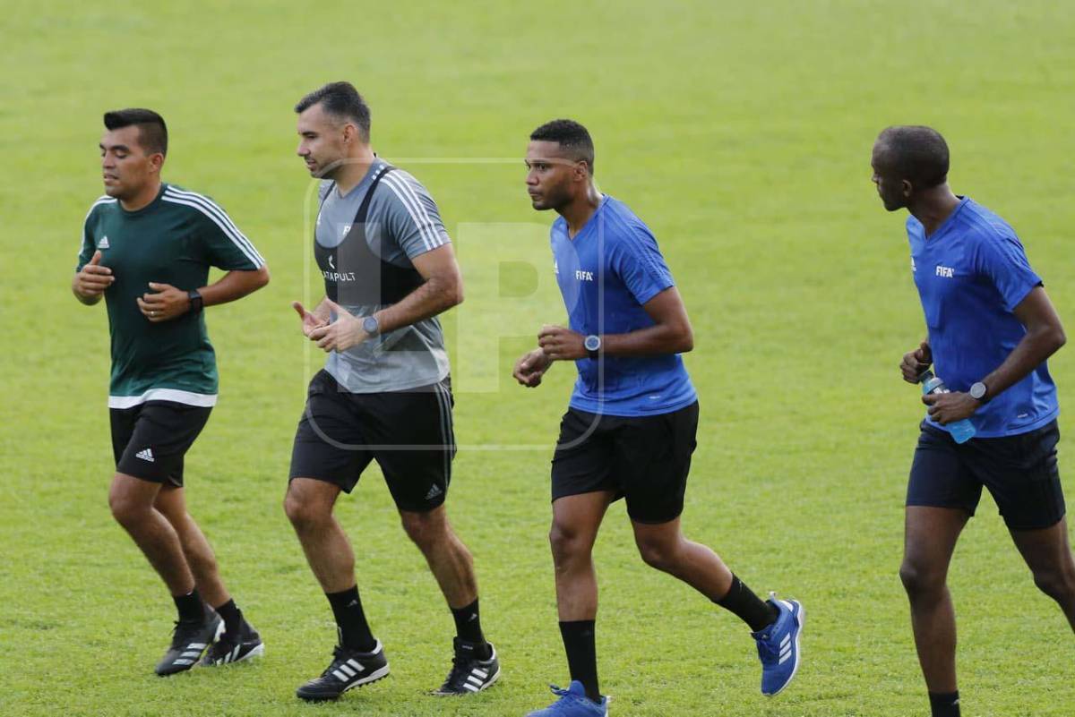 Los árbitros encargados de impartir justicia en el Honduras- Costa Rica reconocieron el césped del Estadio Olímpico de San Pedro Sula.