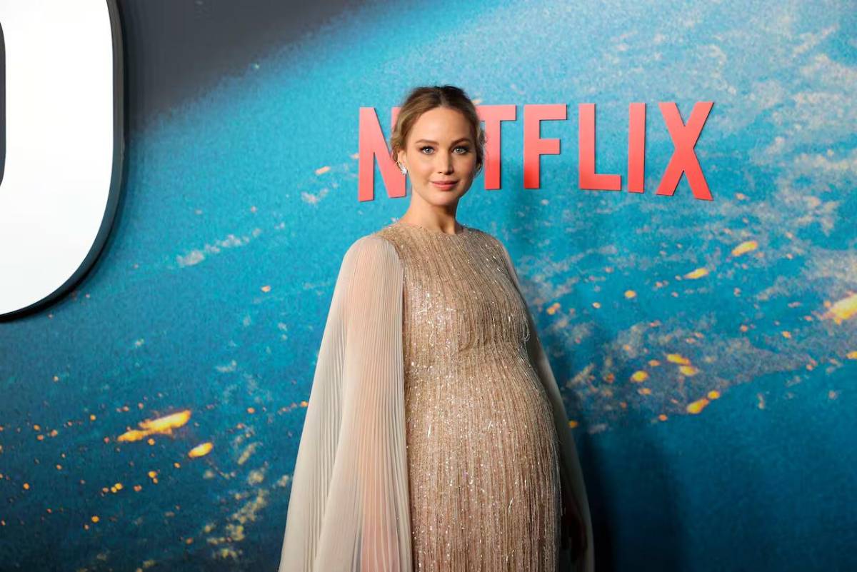 Jennifer Lawrence mostrando su embarazo en su regreso a la alfombra roja.