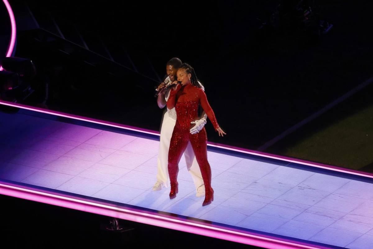Usher y Alicia Keys durante su colaboración en el Super Bowl 2024.