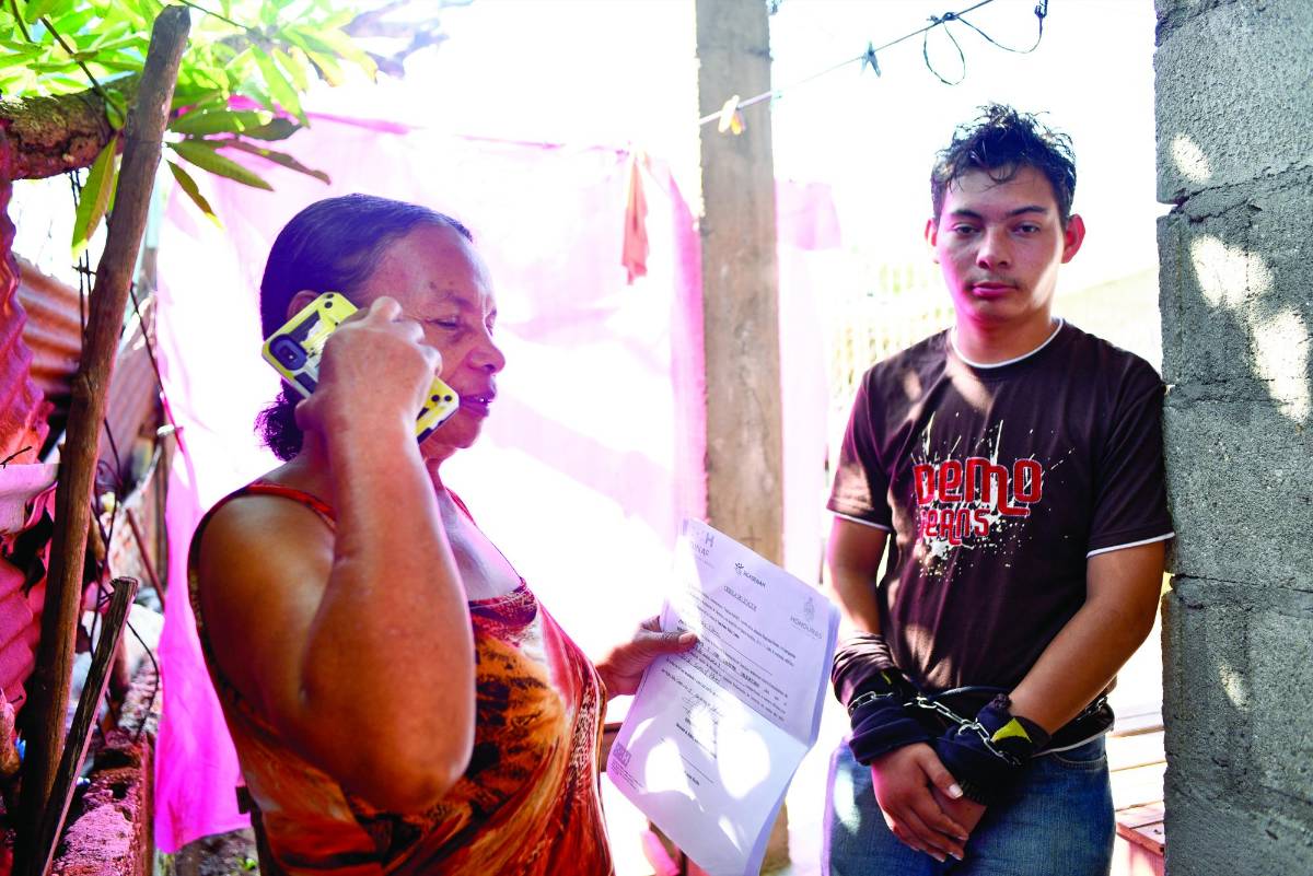 La madre asegura que con las cadenas ambos están seguros.