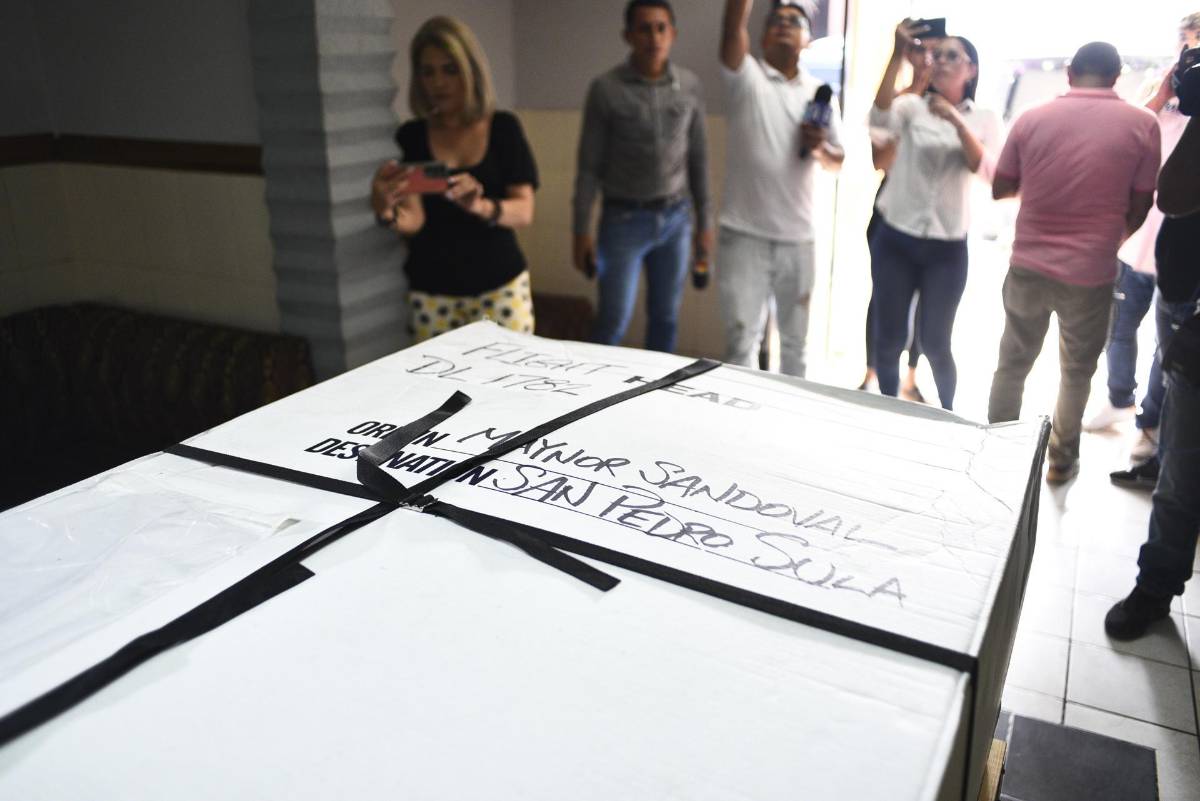 El féretro con el cuerpo del hondureño Maynor Suazo, quien falleció a causa del choque de un portacontenedores contra el puente Francis Scott Key en la ciudad estadounidense de Baltimore, durante su llegada a la funeraria Amor Eterno, este martes en San Pedro Sula (Honduras).