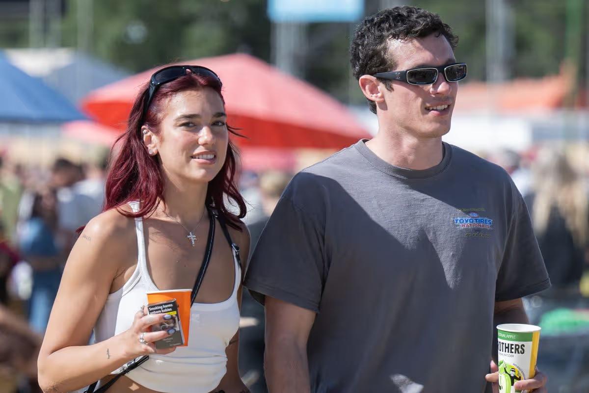 Callum Turner lloró durante su boda civil con Dua Lipa