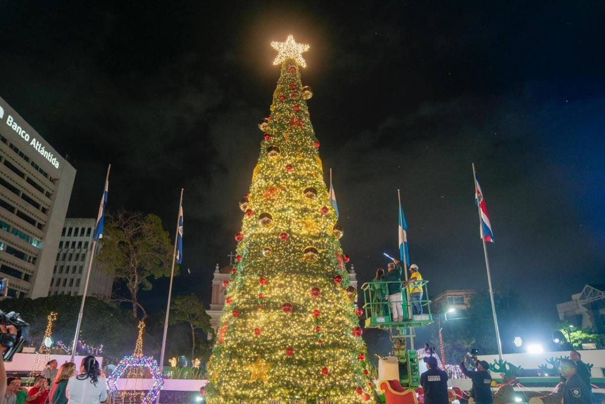 Así disfrutan los sampedranos el inicio de la Navidad en el parque central