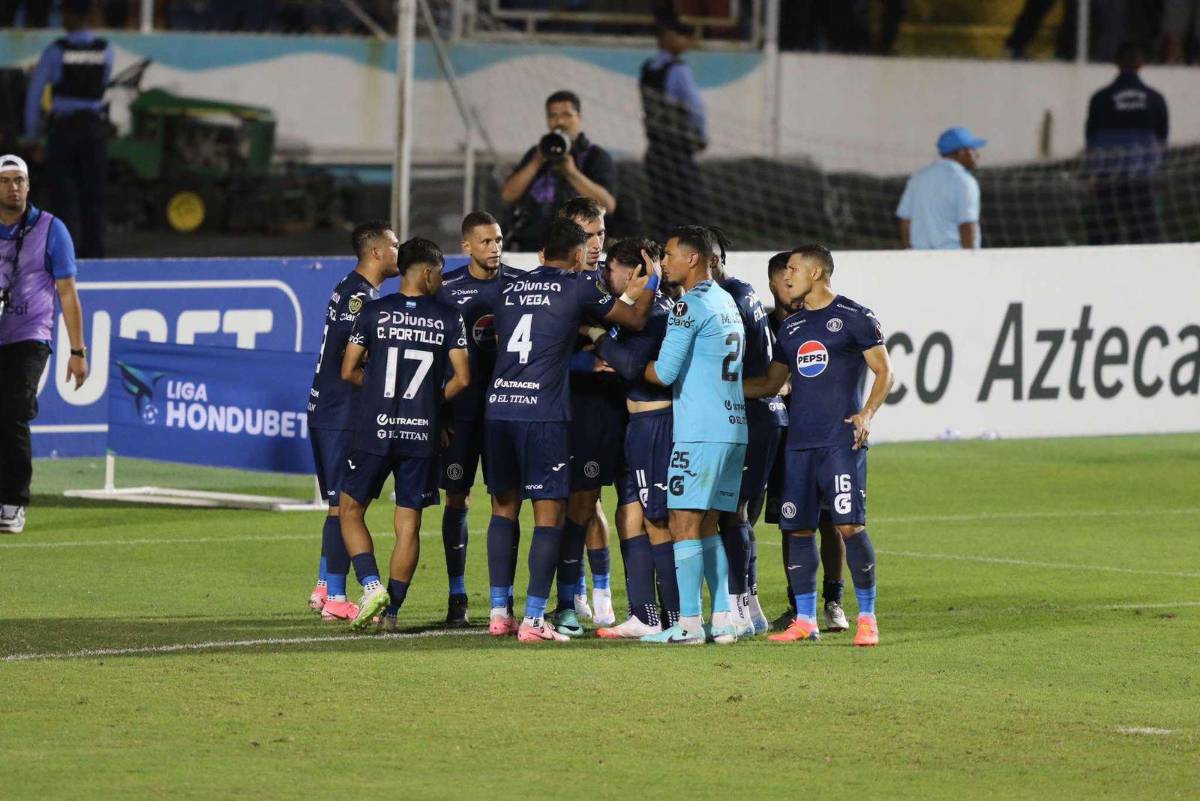 Los jugadores de Motagua fueron a consolar a Auzmendi tras errar el penal.
