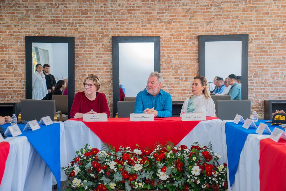 Embajadora de EE UU y alcalde discuten sobre seguridad ciudadana