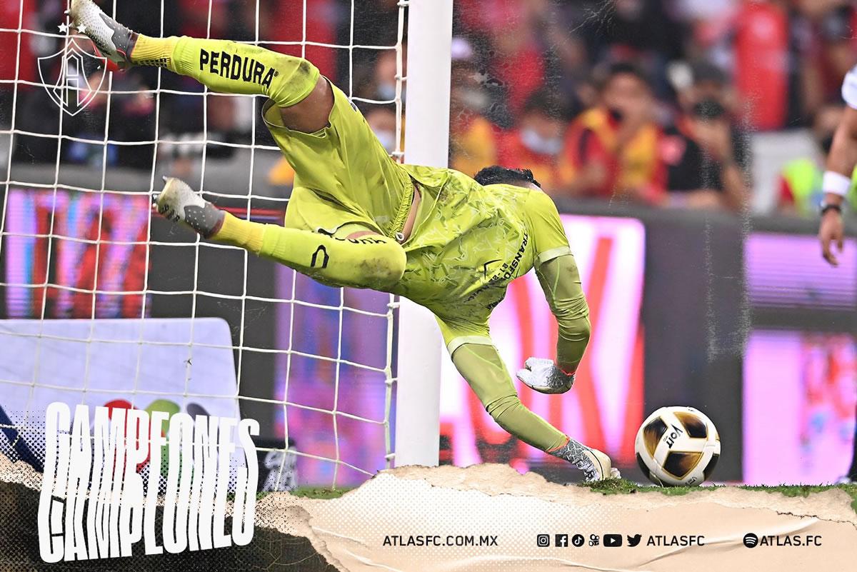 El portero Camilo Vargas al detener un lanzamiento en la tanda de penales.