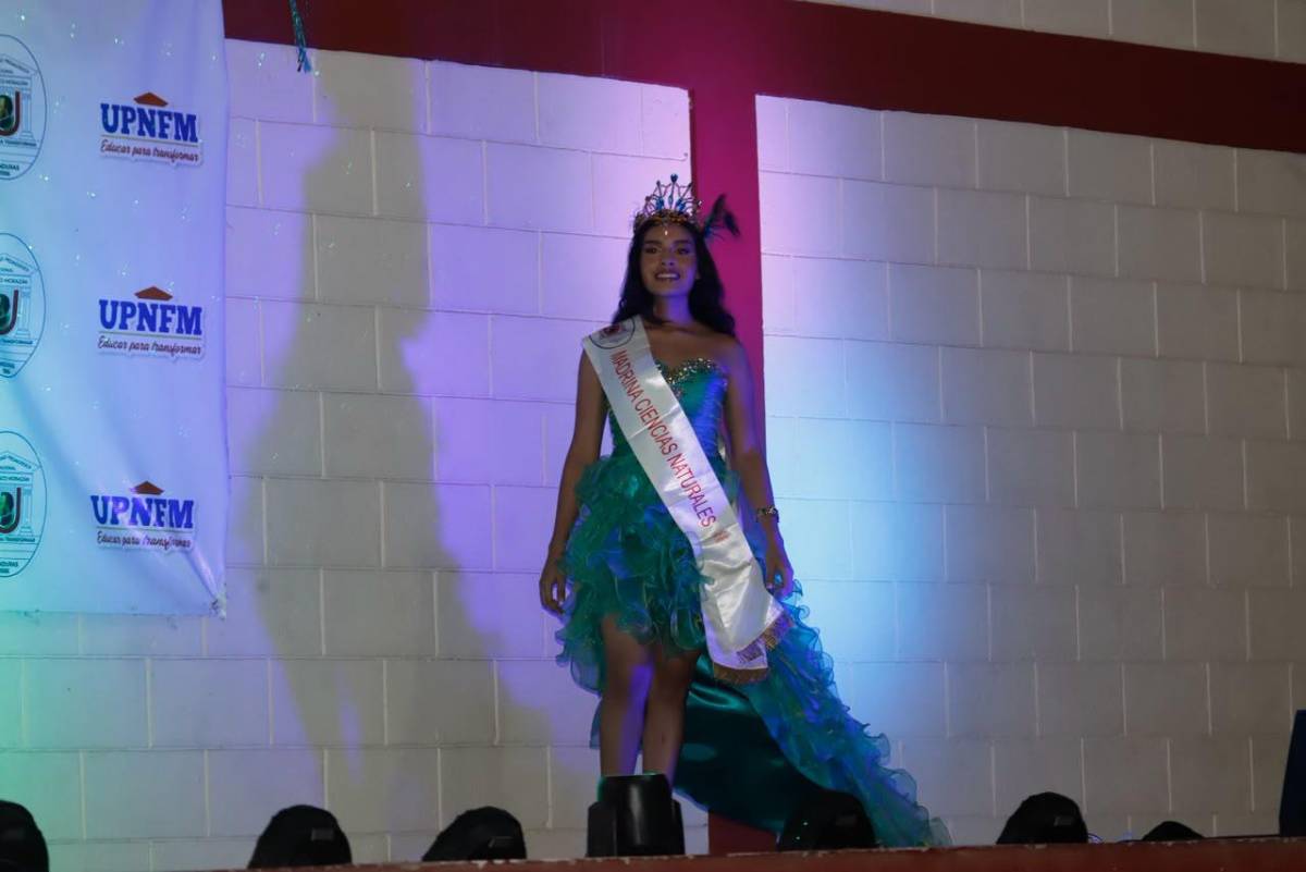 Trajes temáticos y ambiente en la elección de la Señorita Aniversario en la UPNFM-SPS