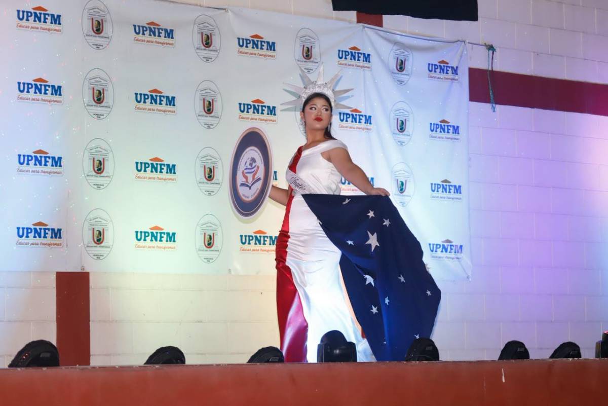 Trajes temáticos y ambiente en la elección de la Señorita Aniversario en la UPNFM-SPS
