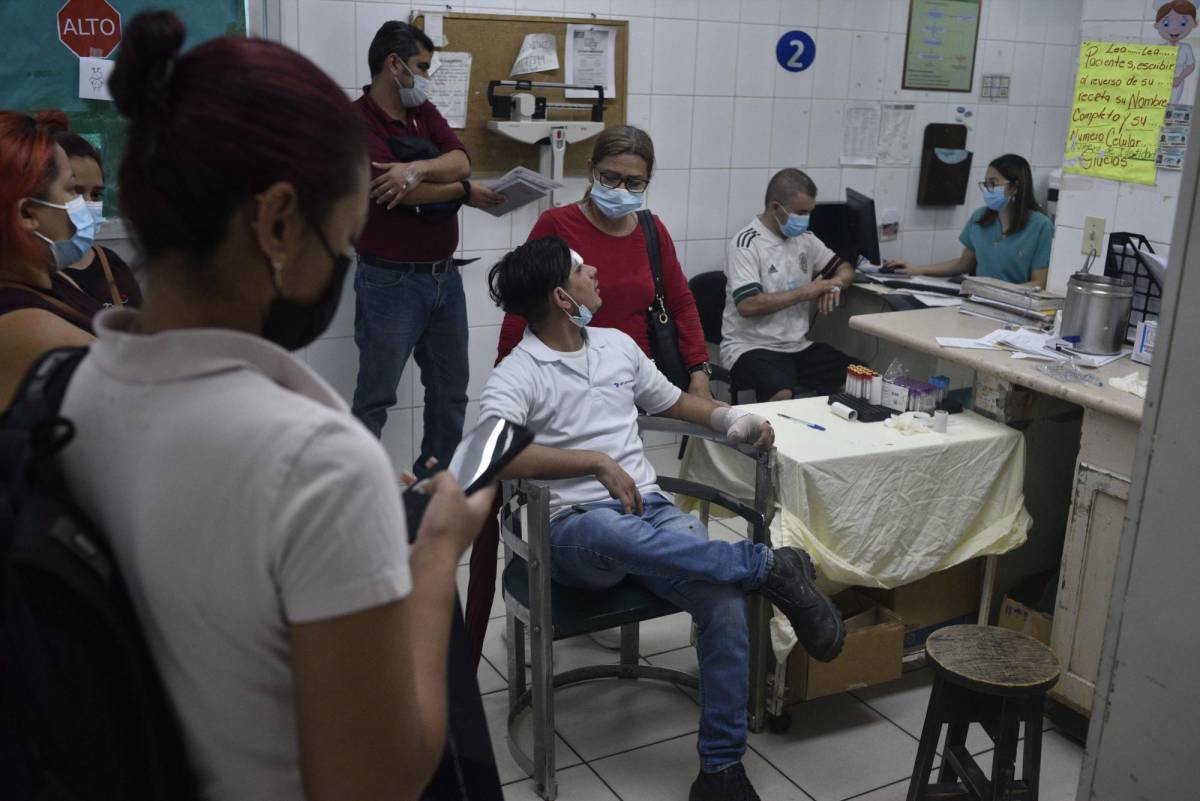 En la emergencia los pacientes son atendidos hasta en sillas averiadas; el nuevo edificio se construiría en la clínica periférica de Calpules. Fotos: Héctor Edú