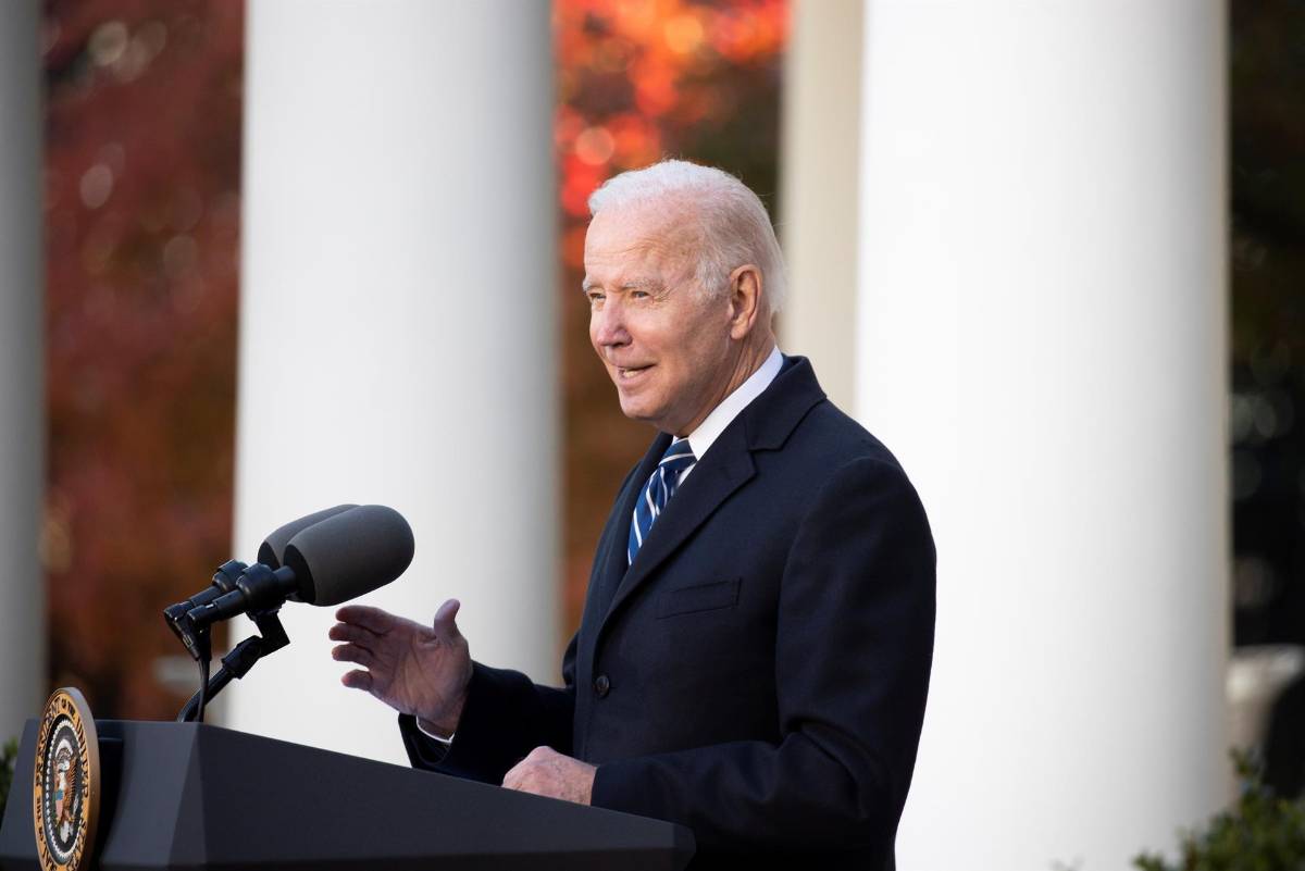 Biden celebra el Día Internacional de Memoria Transexual y cuestiona leyes contra grupos LGBTI