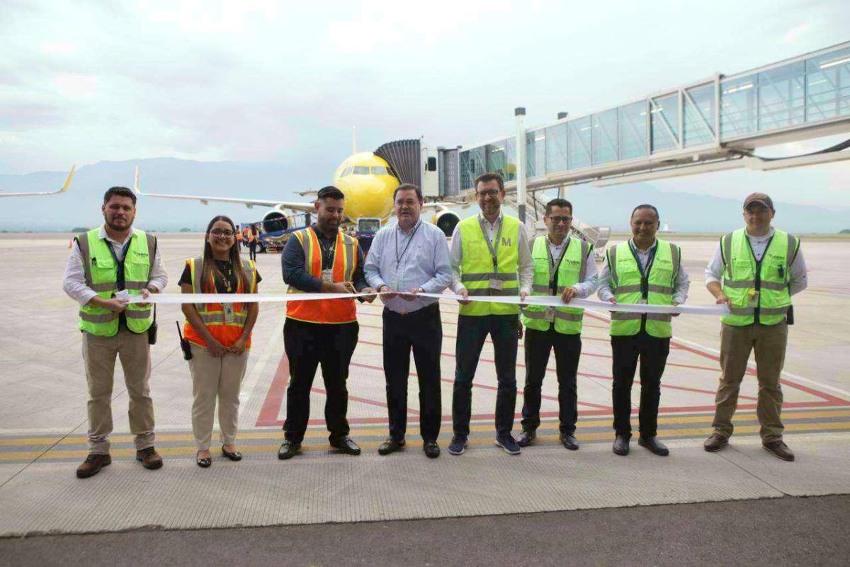 Emotivos reencuentros hubo en vuelo inaugural de Houston a Palmerola