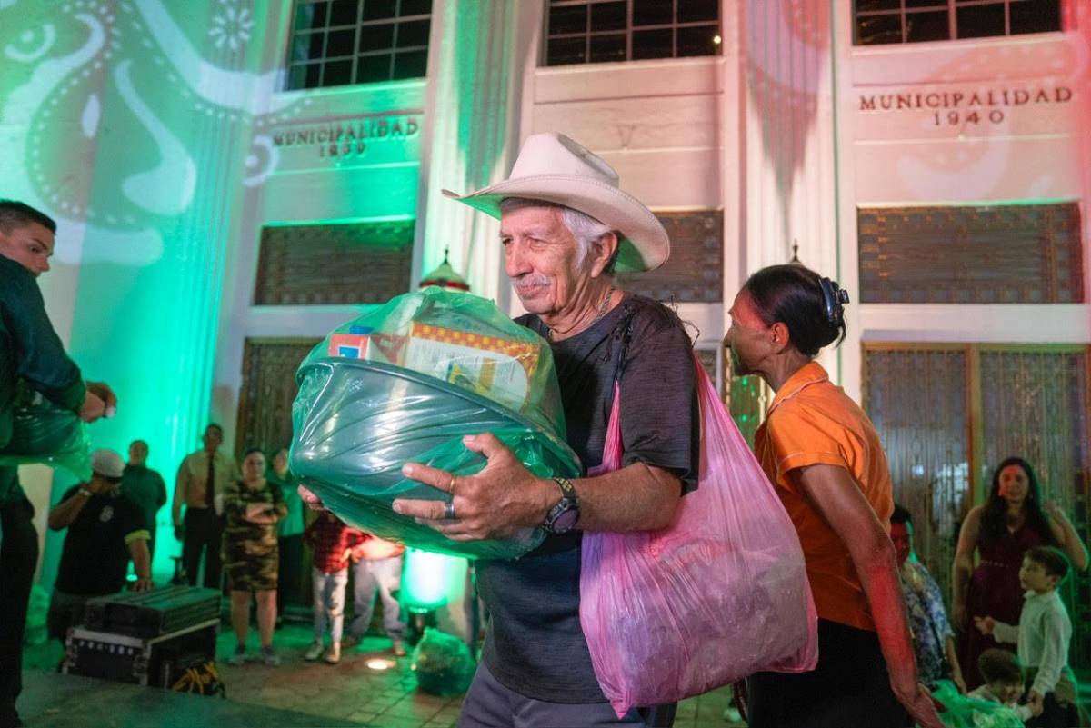 Así disfrutan los sampedranos el inicio de la Navidad en el parque central
